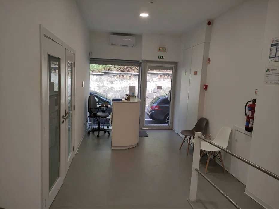 Imóvel  no r/c de edifico com montra e c/ garagem fechada em Coimbra