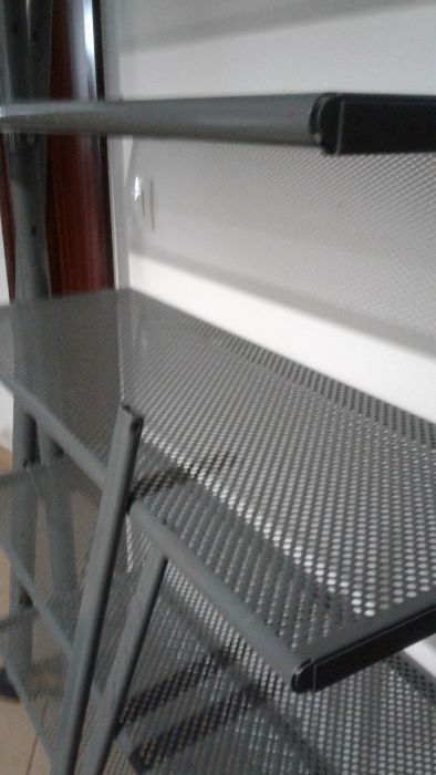 Equipamento em metal para loja pronto a vestir