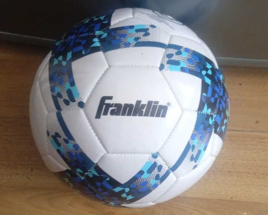 ПродамАбсолютноНОВИЙ Фірмовий м'яч доФутболу
FRANKLIN Original розмір5