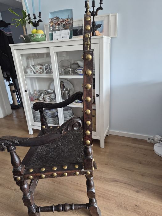 Cadeirão antigo em pau preto