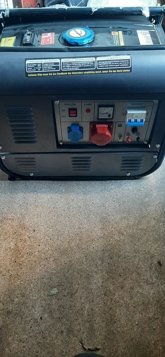 Генератор трифазний