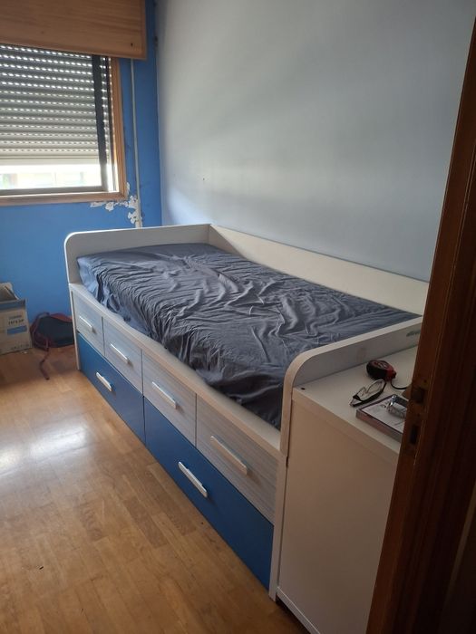 Cama solteiro com arrumação