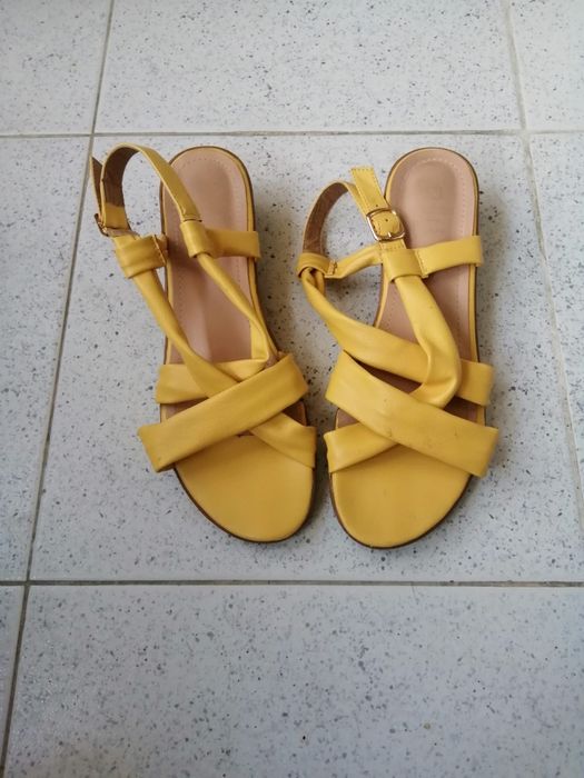 Sandálias Amarelas