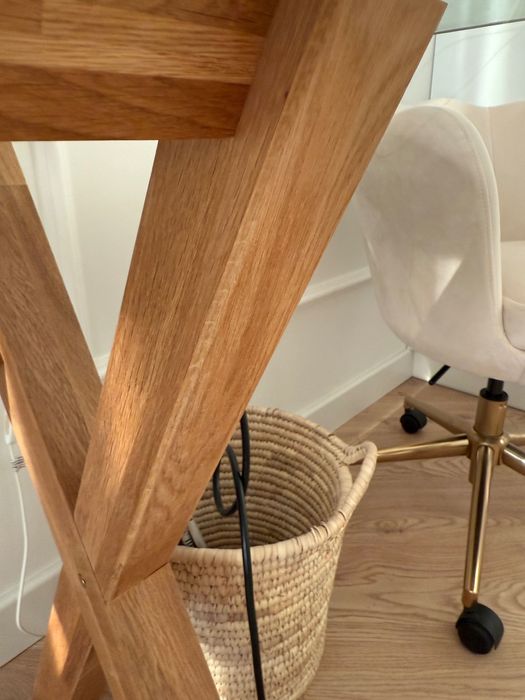 Biurko szklany blat oraz drewniane nogi