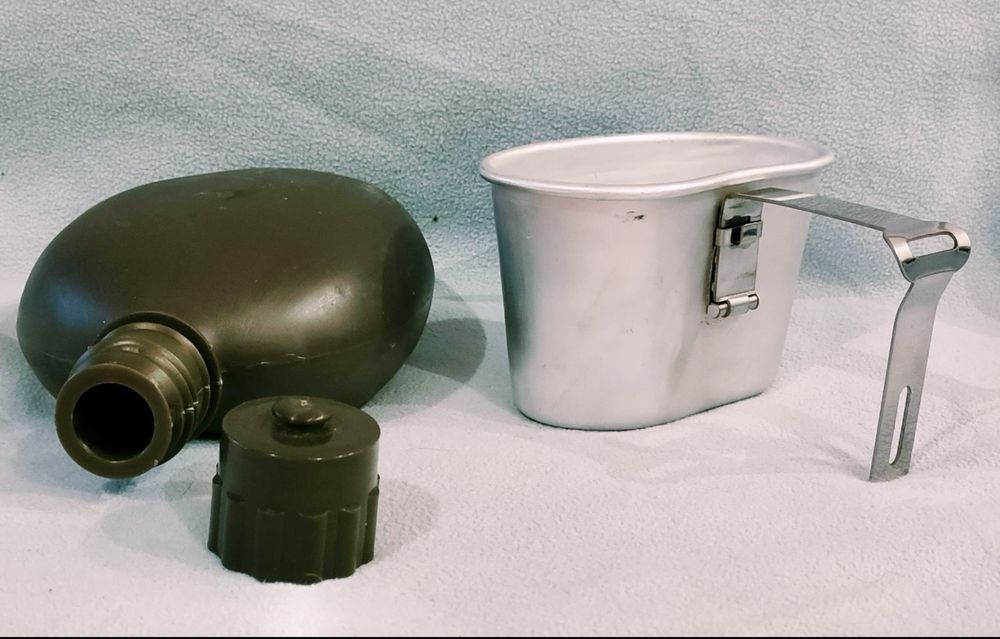 Cantil Militar com Caneca Metálica | Novo, Nunca Usado