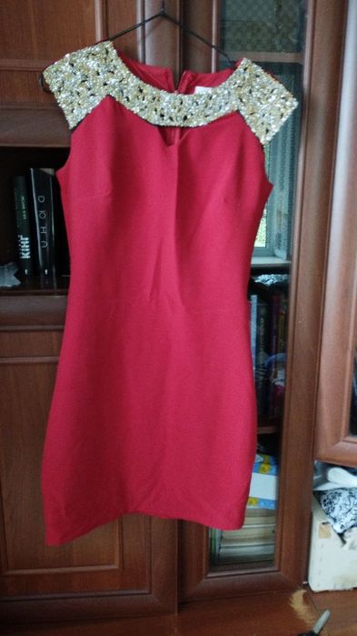 Гарне червоне плаття з невеликим вирізом та золотистим верхом