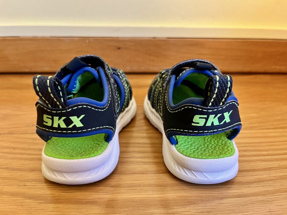 NOVAS - Sandálias Sketchers para criança