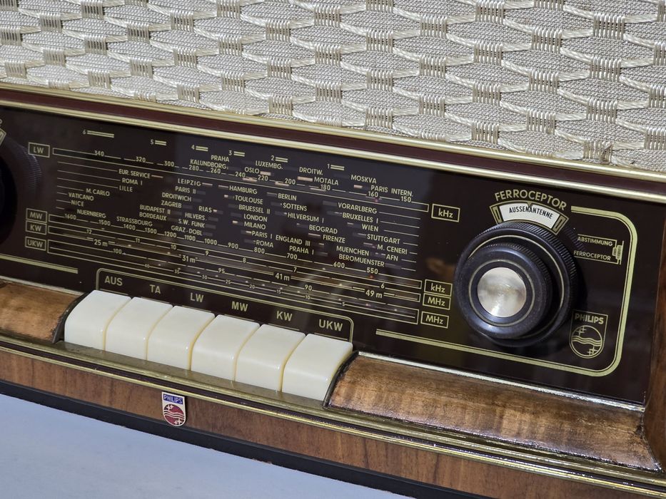 Rádio antigo reparado Phillips