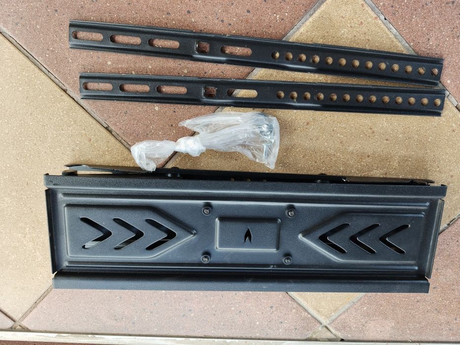 Solidny uchwyt / wieszak ścienny do telewizora LCD/LED – kompletny, stan bdb
