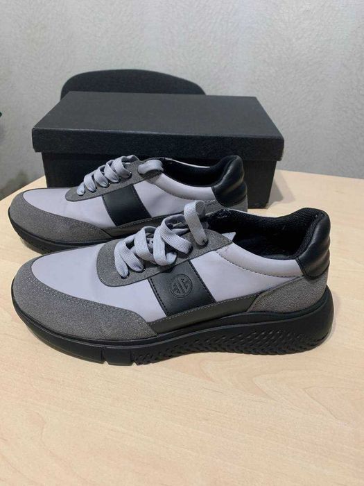 Кросівки чоловічі