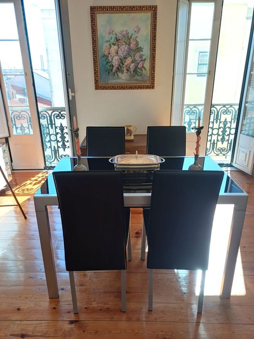 Mesa de jantar em vidro preto, extensível e 4 cadeiras  em napa preta.
