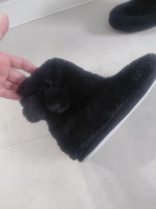 Czarne futrzane  bambosze domowe, rozmiar 4(37)