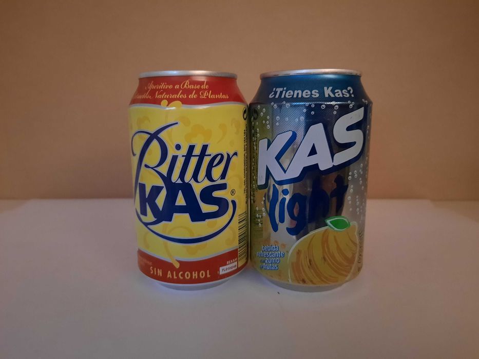 Lote de 48 latas de bedidas diversas - Blue, Kas, Orangina