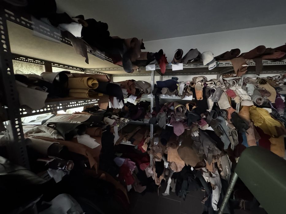 Lote de pele e tecidos para industria de calçado