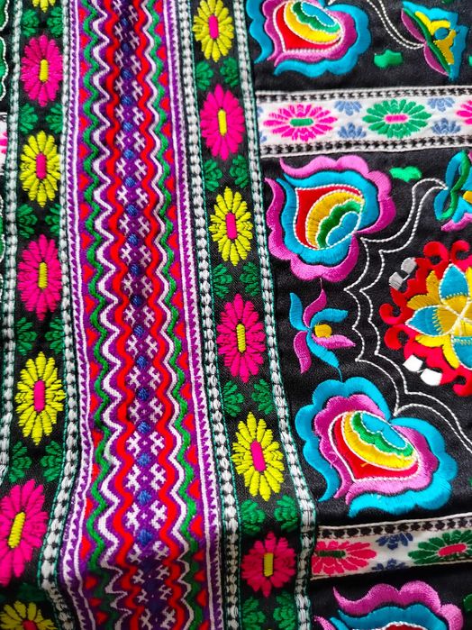 Gobelin etniczny z Chin na ścianę, dywanik ręcznie haftowany 145x80