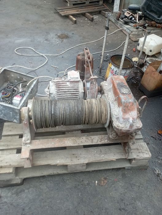 Кран піонер з двигуном та тросом