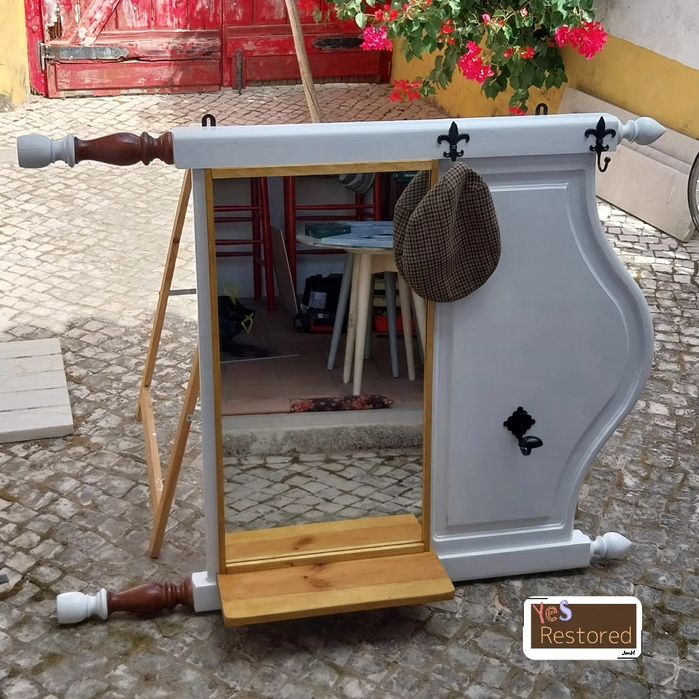 Bengaleiro numa Cabeceira de cama restaurada