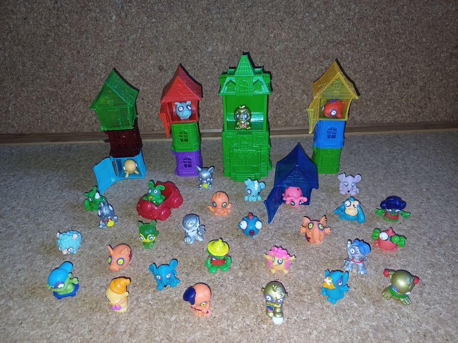 Zomlings. 
Conjunto de casas e bonecos. 
Em bom estado, como novo.