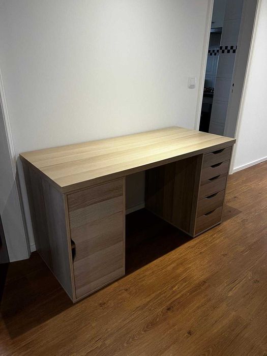 Secretária IKEA c arrumação