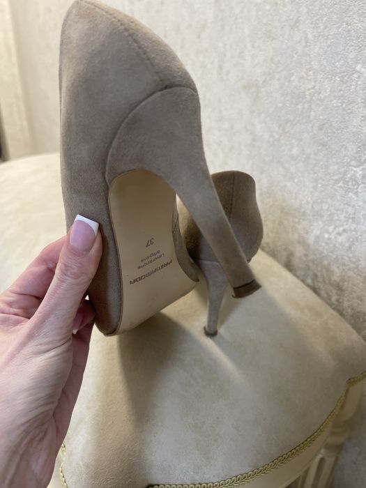 Жіночі туфлі натуральна замша 37 р. каблук 9 см стан нових