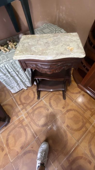 Conjunto de móveis em mogno, usados mas em bom estado geral: