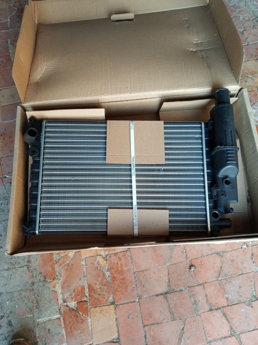 Продам радіатор на Пежо 605.