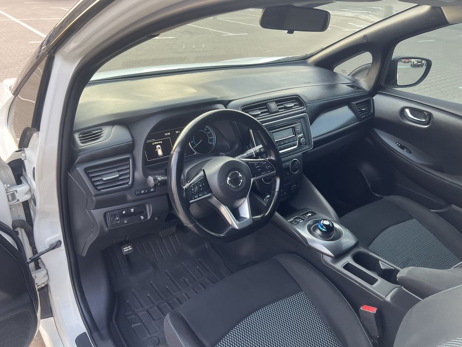 Nissan Leaf в отличном состоянии.