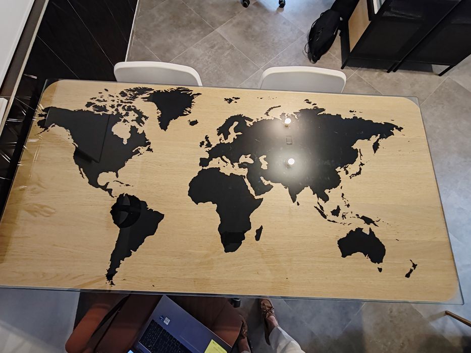 Szklany blat biurka. Mapa świata