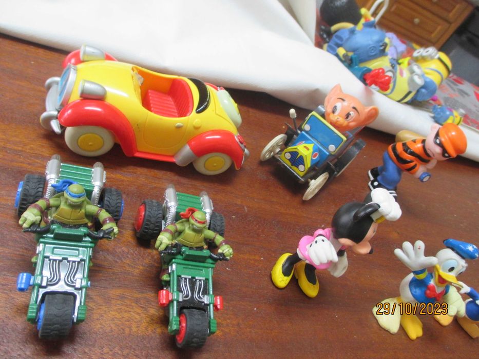Donald, Minnie, Tartarugas ninja e outros em bonecos pvc