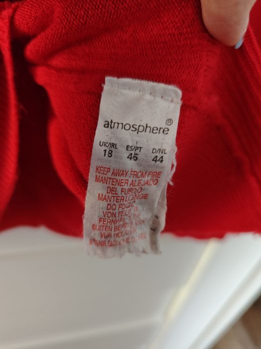 Czerwony golf rozmiar 44