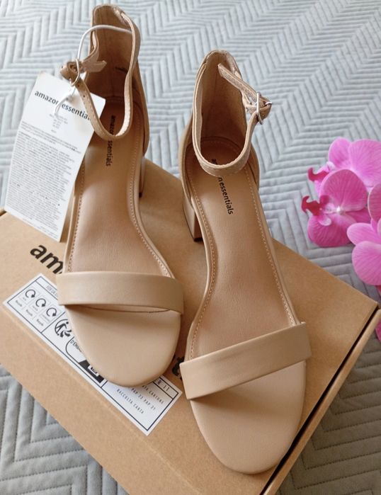 Klasyczne beżowe sandały na stabilnym słupku Amazon Essentials  39 na wesele eleganckie