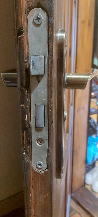 Двері вхідні дерев'янні з коробкою з замком та ключами 84см на 203см.