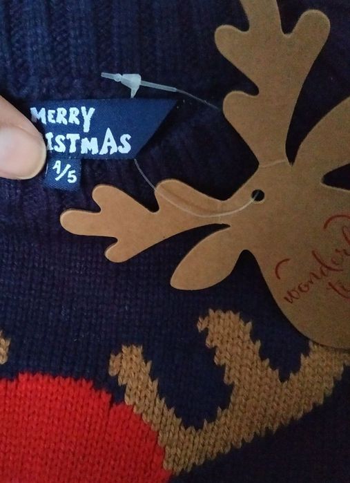 Свитер  новогодний с оленем очень красивый можно в школу