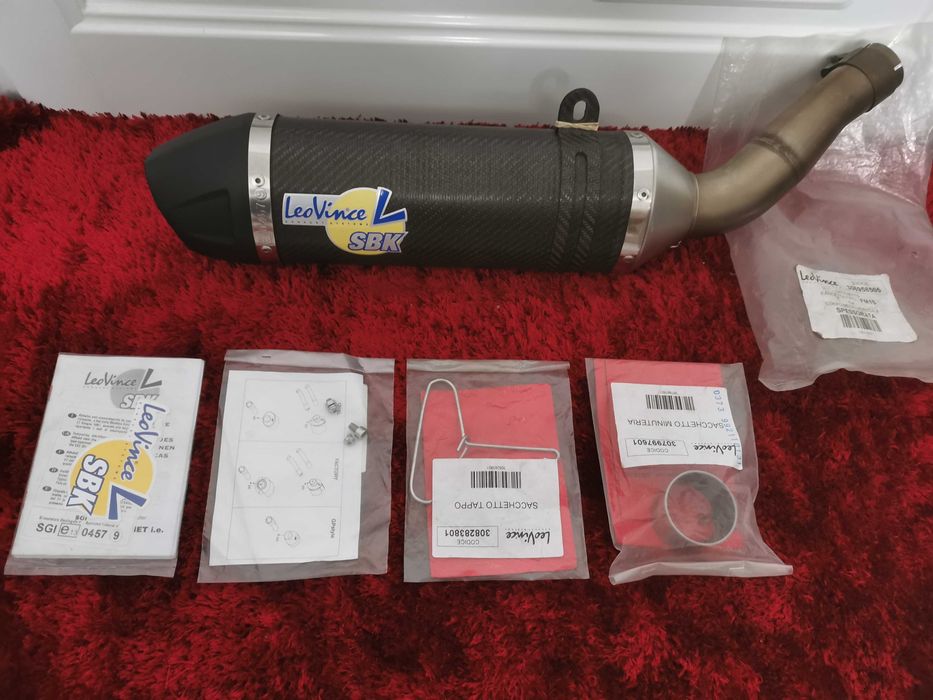 Escape LeoVince Original em carbono com homologação - Honda hornet 600