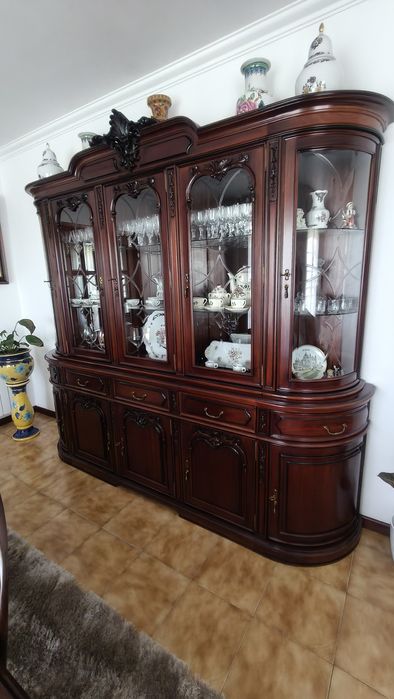 Conjunto Sala de Jantar Completo em Mogno – Mesa + 6 Cadeiras + Louceiro (Estado Impecável)