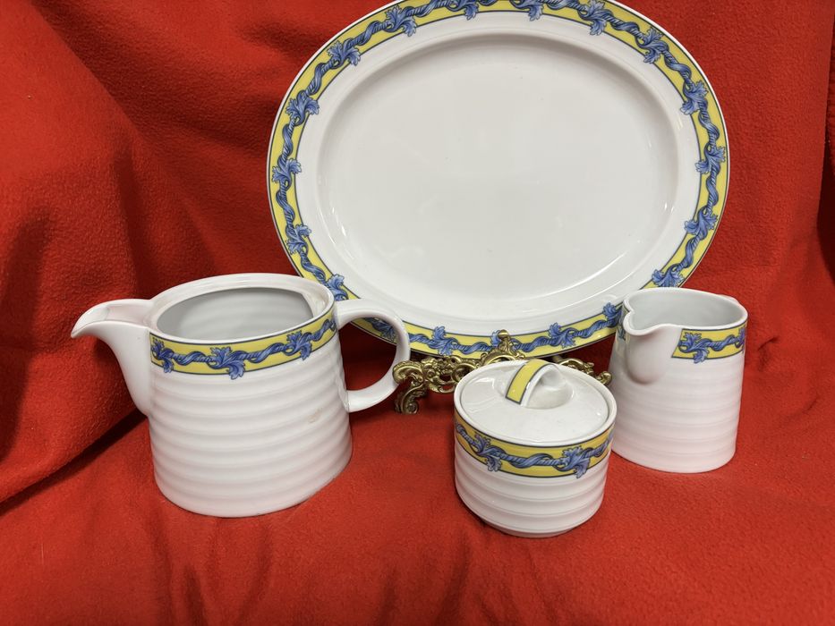 Conjunto de travessa , acucareiro e bule