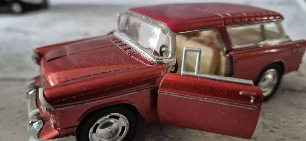 Машинка  Kinsmart 1955 Chevy Nomad, виготовлена з металу в масштабі 1:40.