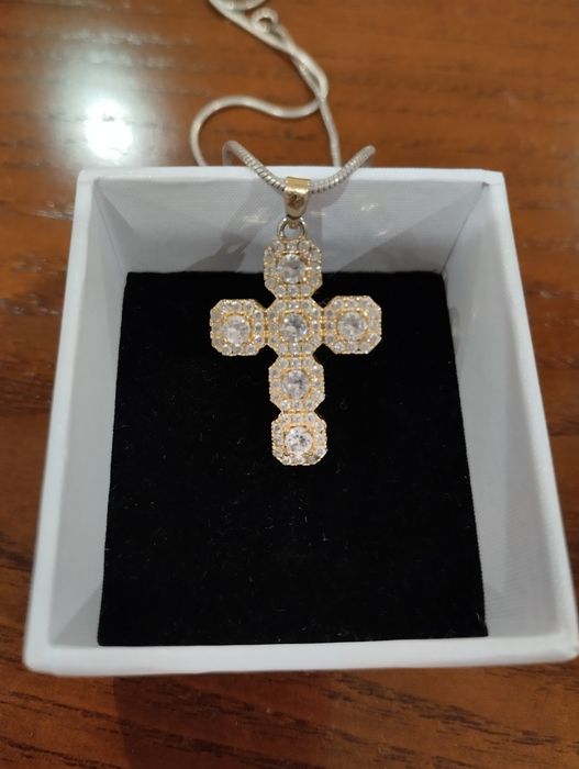 Cruz pendente dourada toda em  brilhantes.Oferta de portes correio nor