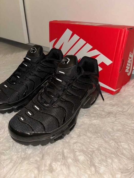 Embrace the Dark Side Nike Air Max Plus TN Black Edition 40