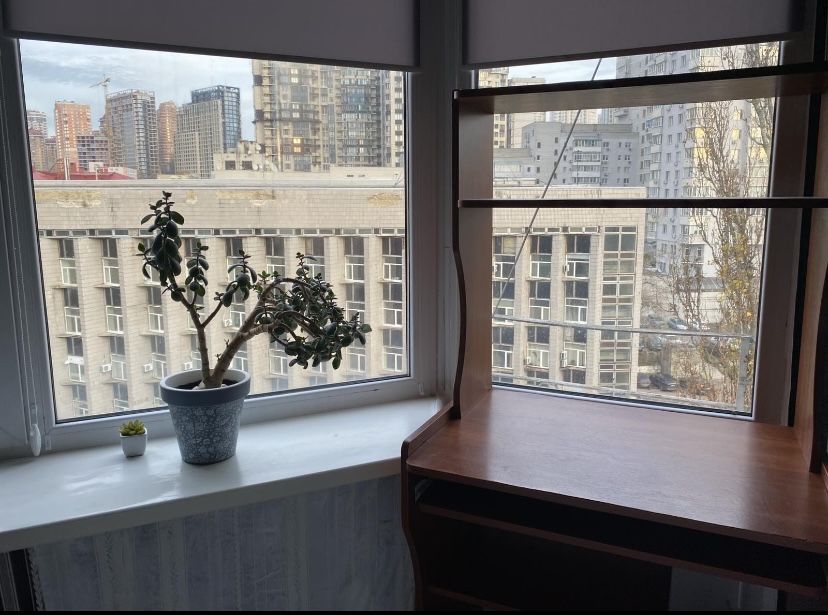 Здається кімната в гуртожитку біля ст. метро Палац Україна