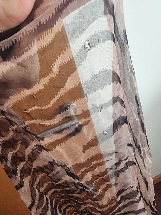 Lenço castanho com padrão animal/ animal print