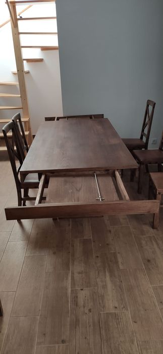 Mesa rústica extensível com cadeiras