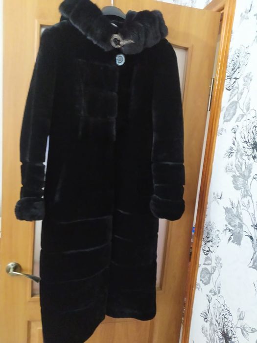 Шуба натуральная - мутон, вставки на воротнике и спереди  - норка