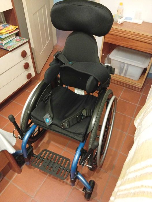 Cadeira de rodas manual pediátrica