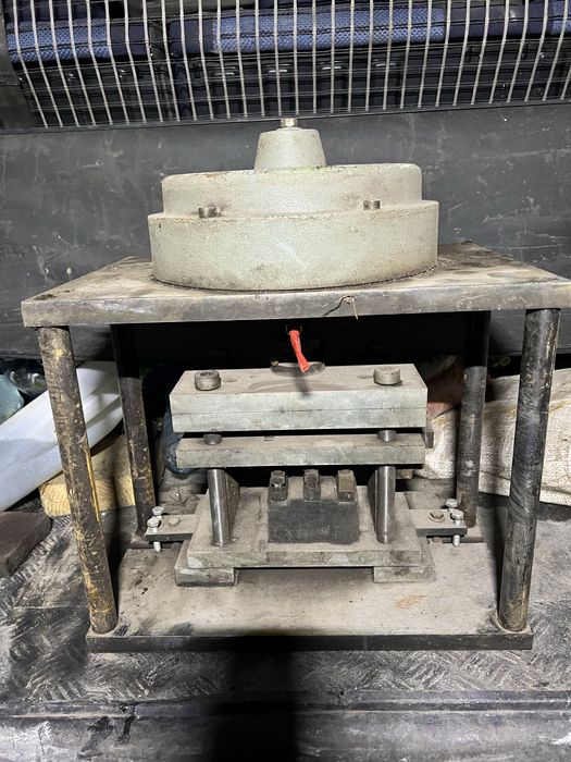 Пресс пневматический настольный