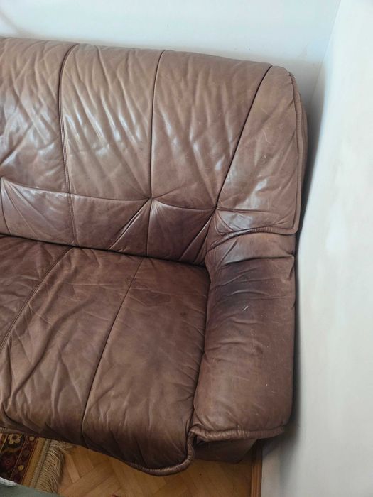 Brazowa Sofa skórzana, nierozkłada. Za darmo.