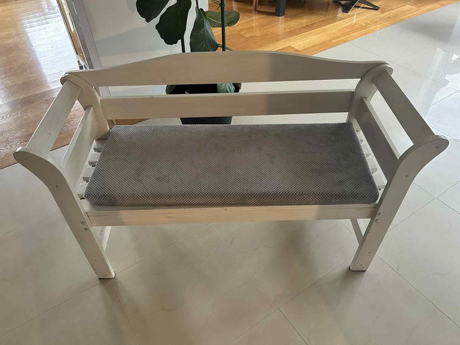 Drewniana biała ławka