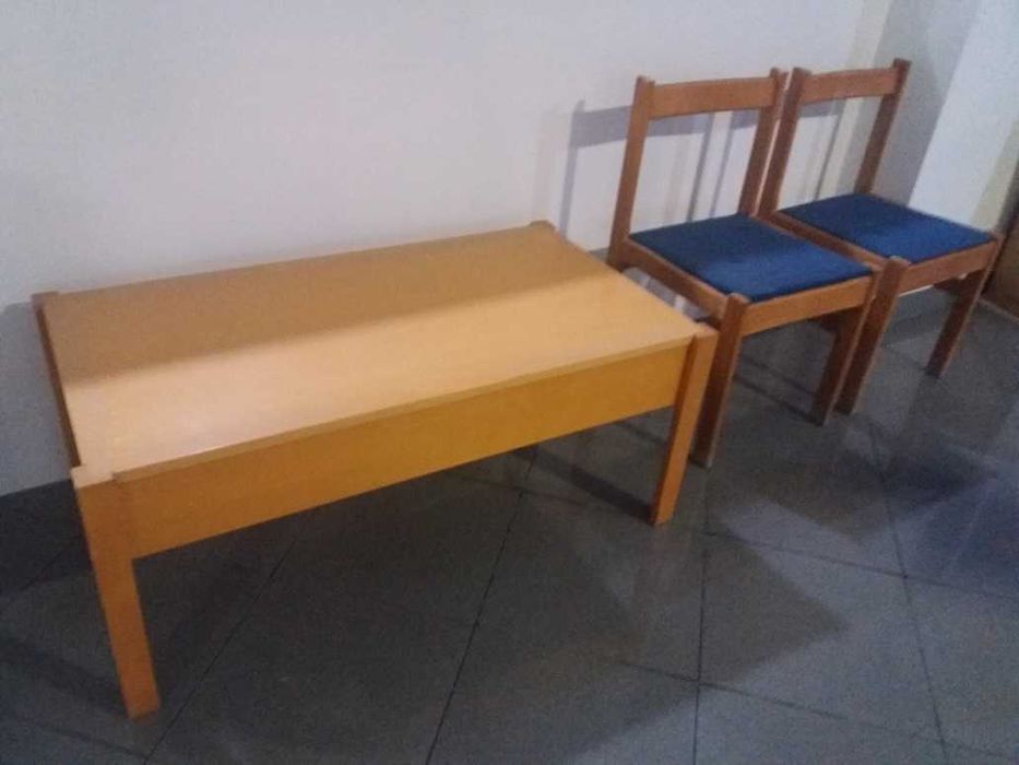 mesa e cadeiras de salas de estar.