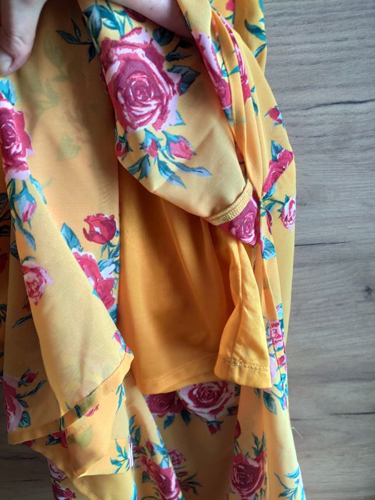 Długa żółta sukienka w kwiaty