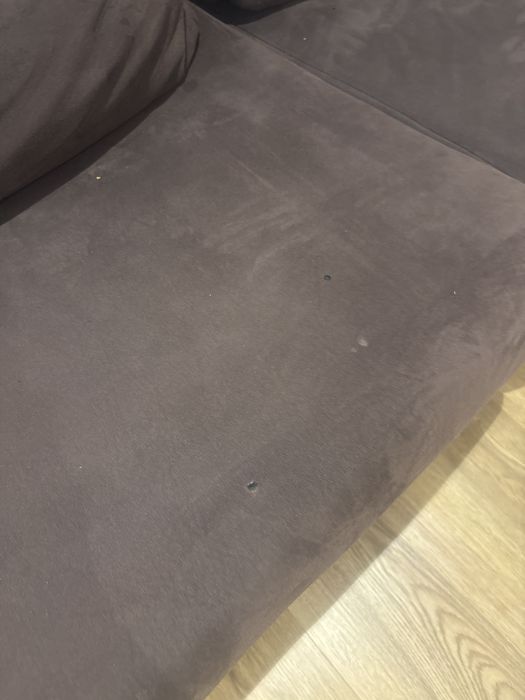 Sofa de sala com sinais de uso